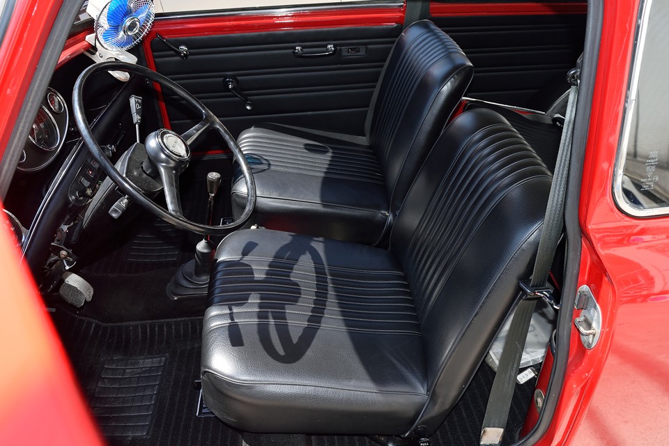 シートもシンプルで、とっても室内が広く感じるのです！