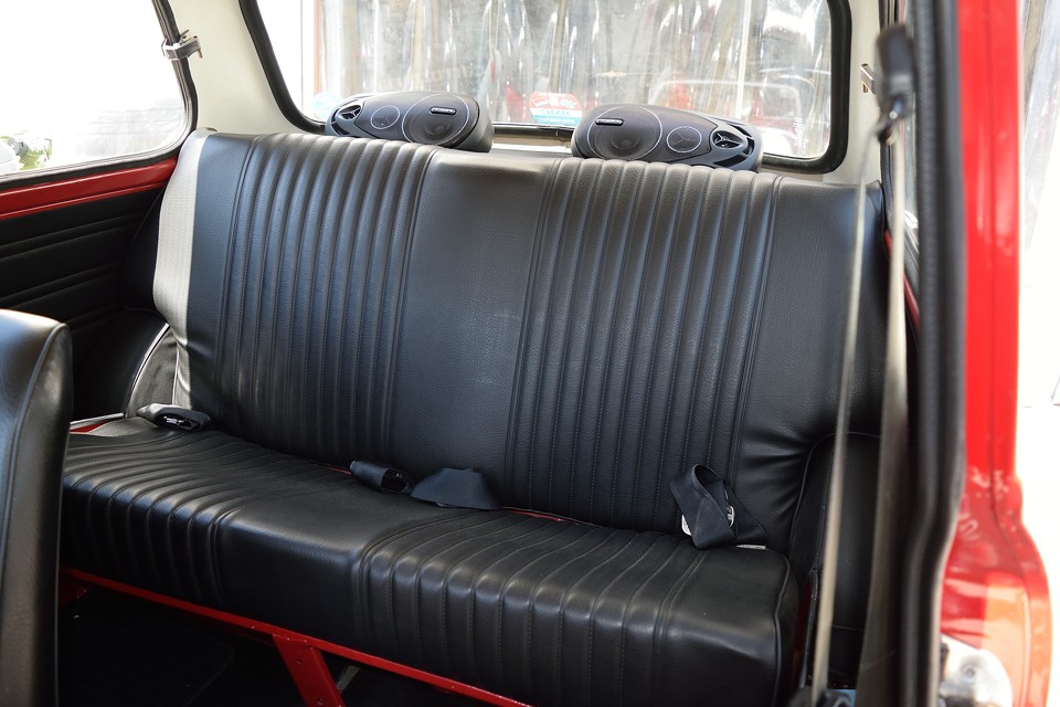 ミニはその見た目とは裏腹で、狭いながらもリアシートも大人がちゃんと座れるのです！