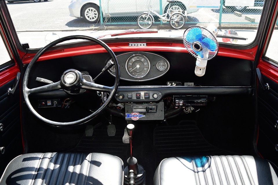 左ハンドルは好みの分かれるところではありますが、輸入車に慣れた方には左ハンドルのＭＴっって・・・いいよねぇ～！