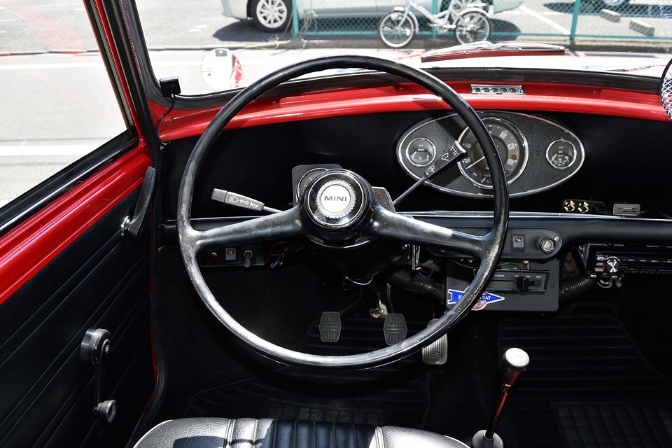 この時代の素のミニをご存じの方なら、この内装の仕上がりがどれほどの手間暇を掛けて造られたかお判りいただけるはず！
しかも、コレ、「取って付けた」はずなのに、「取って付けた」感の無い、自然な仕上がり！素晴らすぃ～！