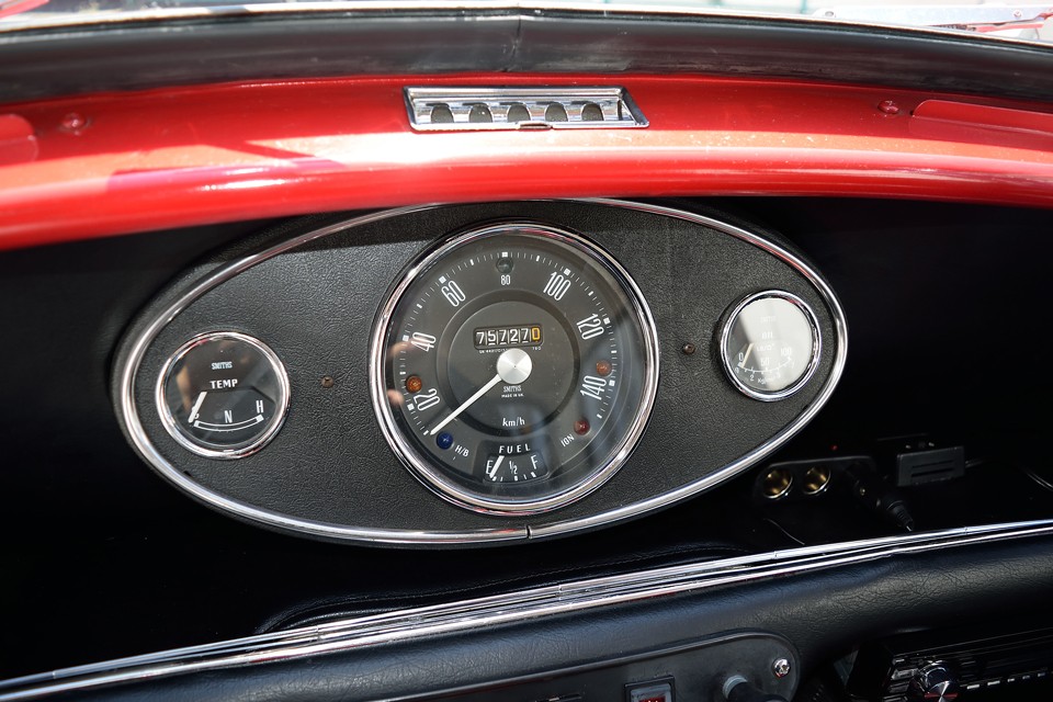 センターメーターに交換されているので走行は不明とさせていただきました。