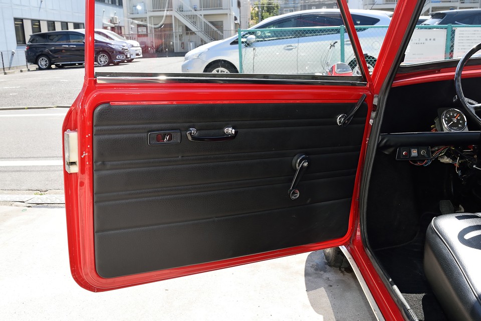 内張りやシートに目立つ汚れや、破れ等の損傷はありませ～ん！って言うかかなりキレイ！