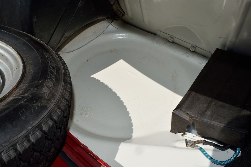 古いクルマで心配なのが、ボディの状態です。その一番判りやすいポイントがココ。
トランク床面がこの状態って・・・ステキ！