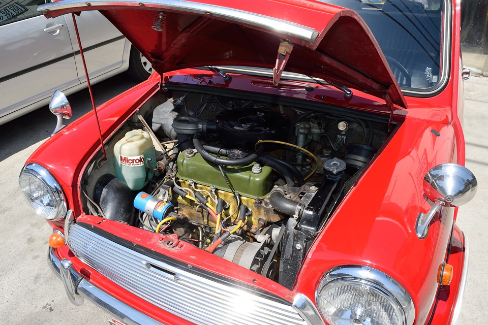 エンジンルームはさすがに年期の入った印象ですが、お好きな方でしたら「キャブの1000cc」って、間違いなく第一候補ですよね。