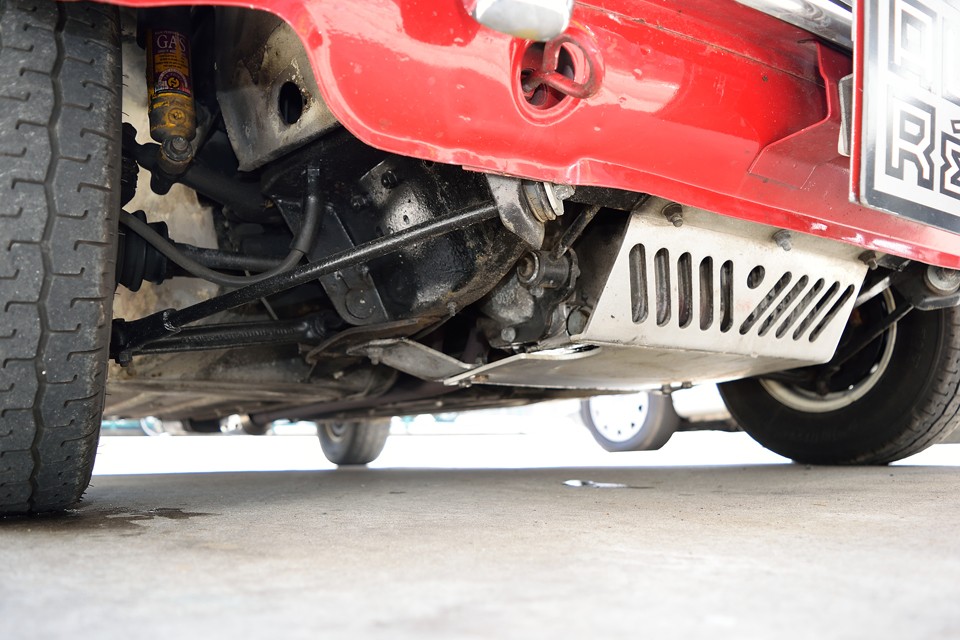 ＭＴなので、巨大なオイルパンはありません。　縁石にガツン！で一貫の終わり・・・なんてこともありませ～ん！