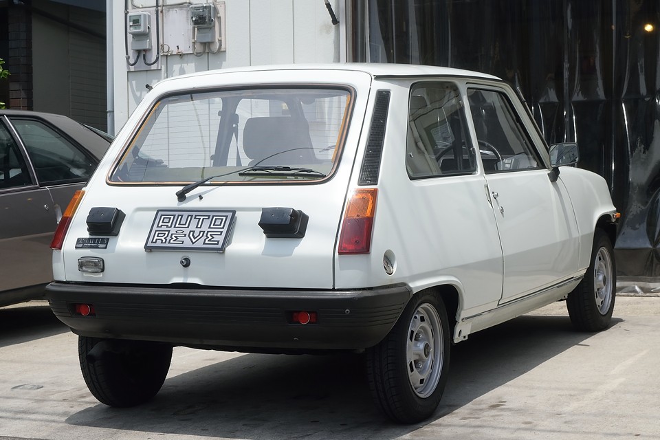 ってことは、「サンクは可愛くて良いんだけど左ハンドルのマニュアルはちょっと・・・」とあきらめていた女性の方にピッタリ！もちろん男性だってどうぞどうぞ・・・。