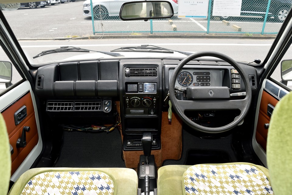 もはや、単にクルマを所有すると言うより、「私の主義はコレ！」的な・・・。