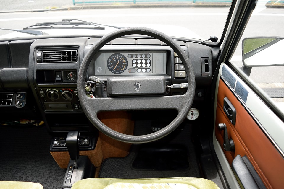 ハンドルの下半分・・・どうしても口に見える・・・しかもかなりのスマイル！（笑）