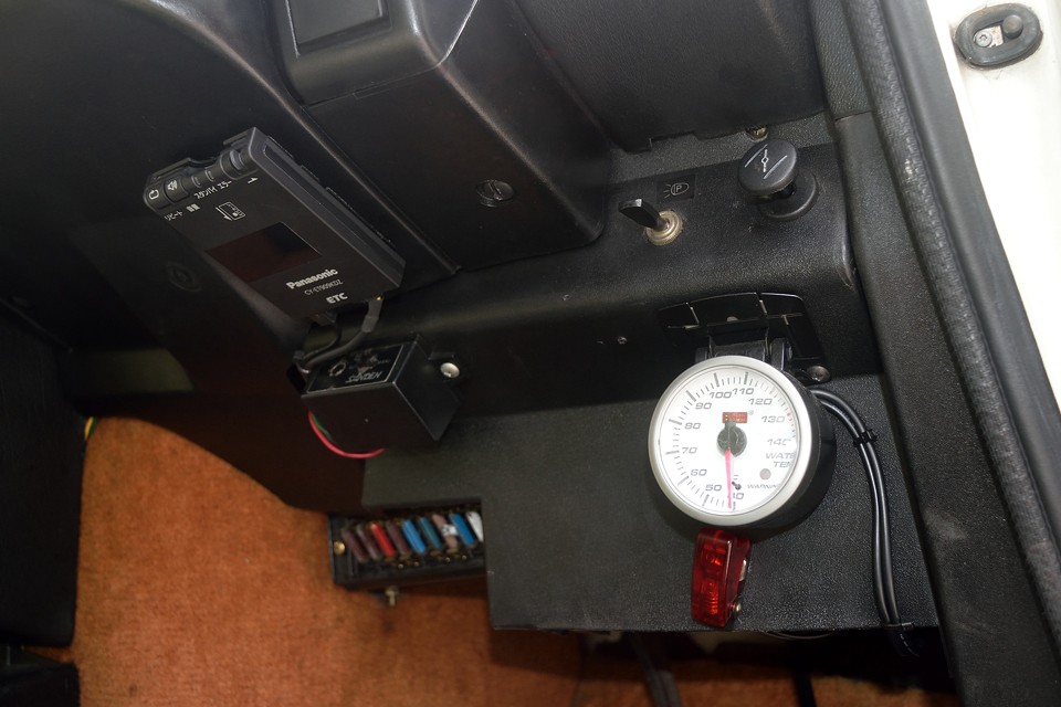旧車にはうれしい水温計も装備！しかも、その下に電動ファンスイッチもあるので、万が一の水温上昇にもチョ～安心！もはや必須のＥＴＣももちろん装備！