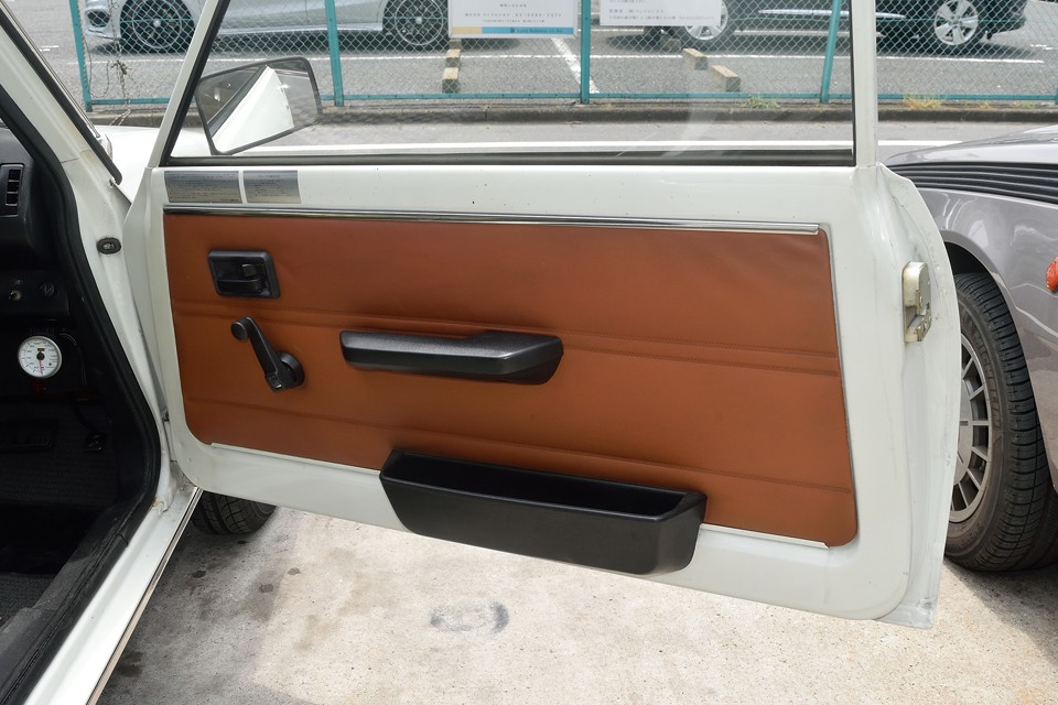 内張りはご覧の通り！薄汚れはもちろんありますが、目立つ汚れ、キズ、破れはありません！