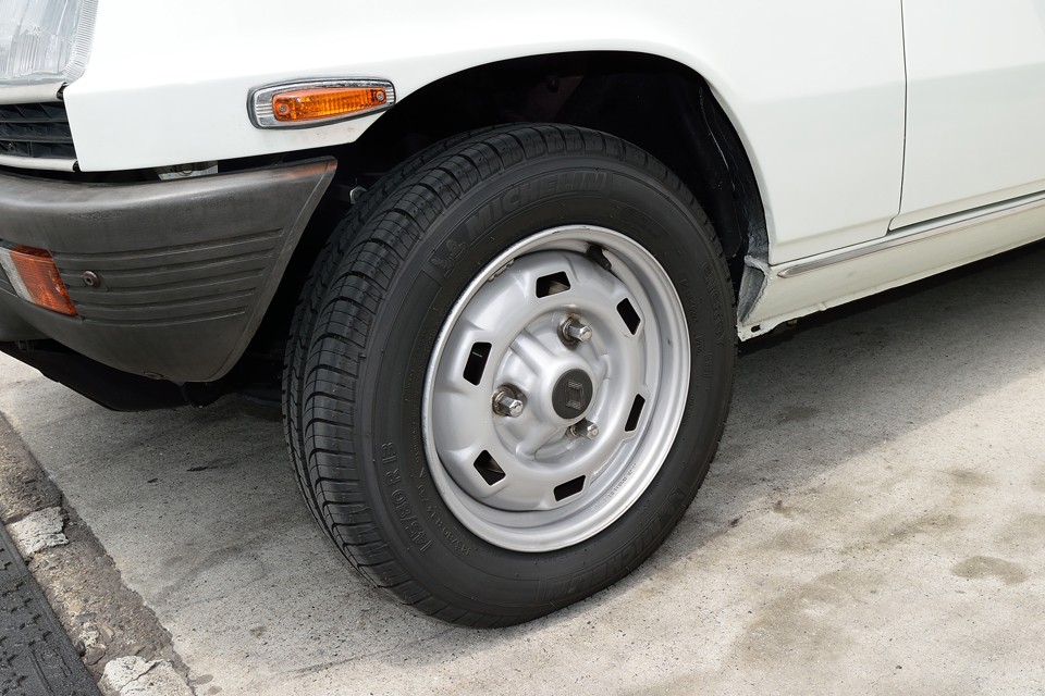 純正の鉄ッチンホイールもサビはほとんど無く、ご覧の通りのかなり良い状態！人もクルマも、やっぱり身だしなみは足元からですからねぇ～！