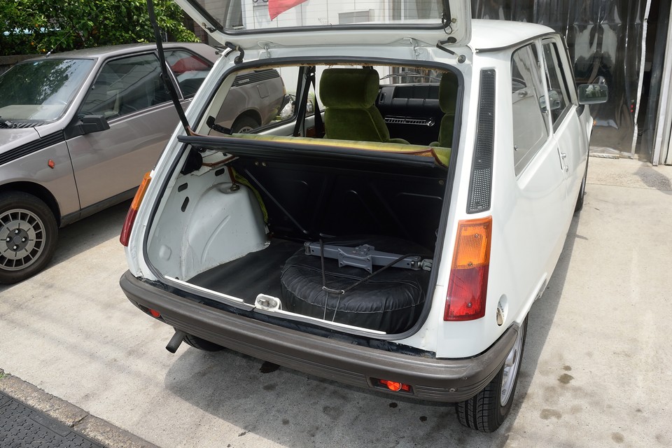 お尻がポテッとしたフォルムのおかげで、ボディサイズの割にトランクスペースは広いです。日常のお買い物でしたら十分ですね。