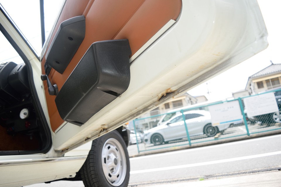 一番サビやすいドア下です。・・・うっぉぉ。