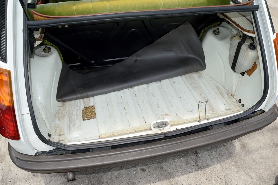 これまたサビやすいトランク床です。・・・うっぉぉぉ。