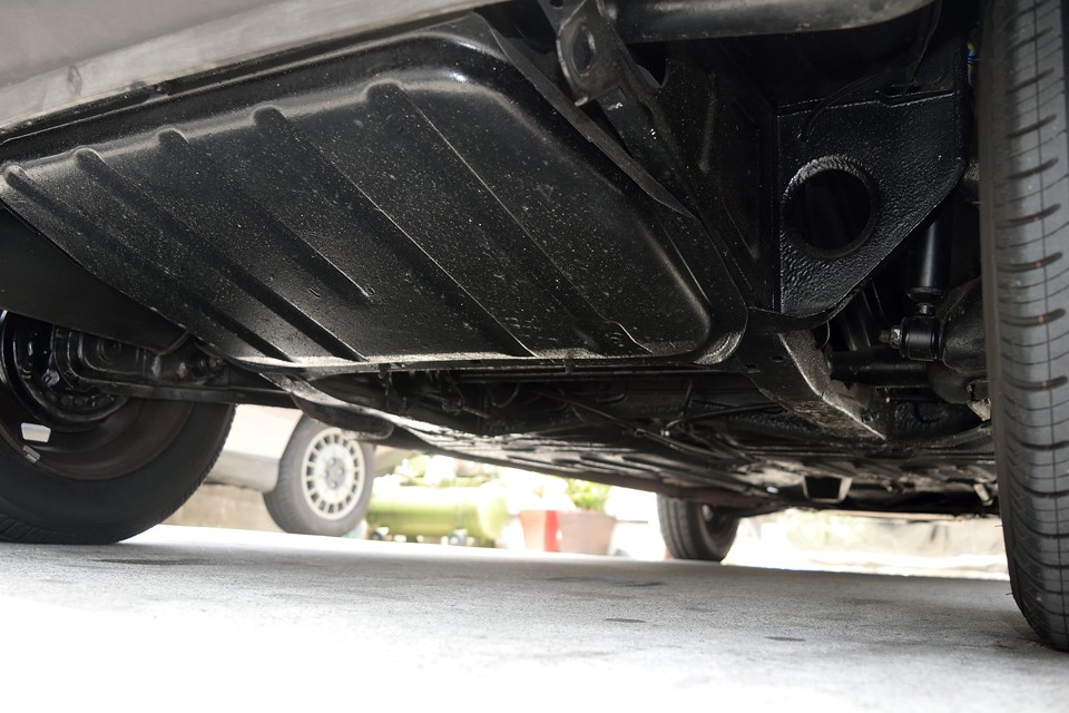 リア下面です。サビ対策ジンクコート済みです。・・・うっぉぉぉぉ。