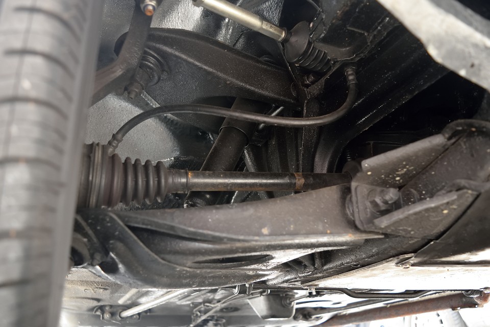 ブーツ類はまだ新しい状態です。ステアリングシャフトも新品交換したばかりです。・・・うっぉぉぉぉぉおお。