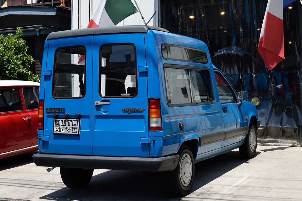 荷物いっぱ積みたい・・・じゃあ後ろは四角い荷室に・・・造っちゃった～！　これが成立するフランスって・・・ステキ！（笑）