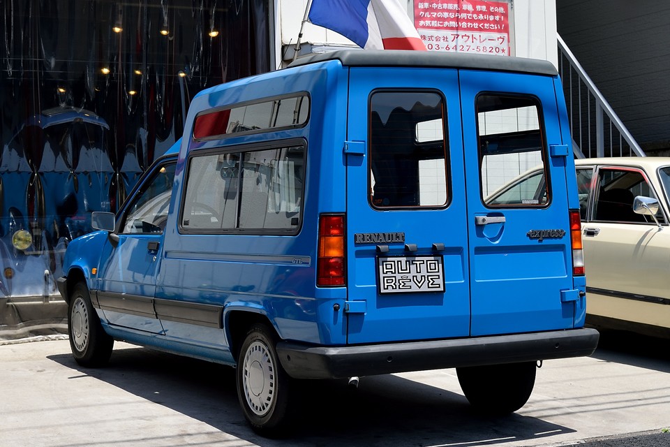 しかもベースは、あのルノーの名車サンク！実用車なのに、乗り心地もチョ～いい！四角いのに死角がない～！（苦笑）