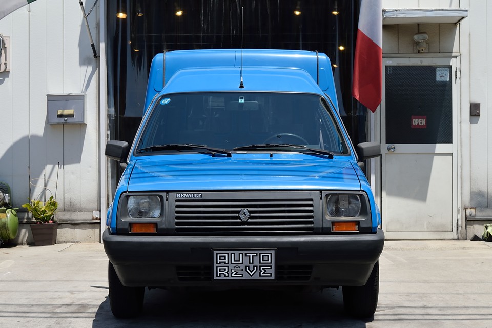 現代的な後期顔も良いですが、この前期顔の小動物を連想させる、つぶらな瞳は何ともカワイイ～！