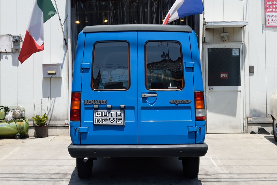 この荷物は倉庫にしまってと・・・エクスプレスのリアハッチやん！（笑）