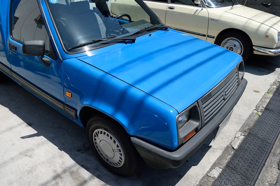 ザ・フレンチブルーと言える鮮やかなマルセイユブルーがとっても好印象！