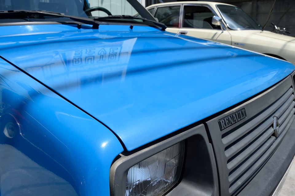 良く見れば塗装はさすがにクリア劣化で少しツヤの無い状態ですが、不潔な印象はありません！むしろ実用車としての正しい姿かも・・・。