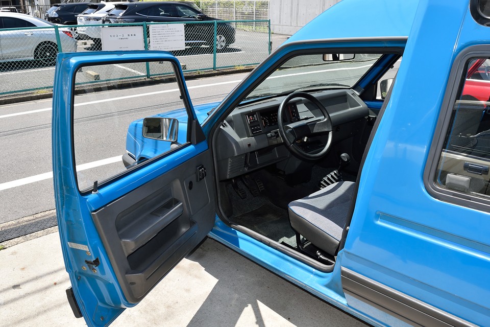 さぁ、あのシートが待ってますよぉ～、インテリア行きま～す！