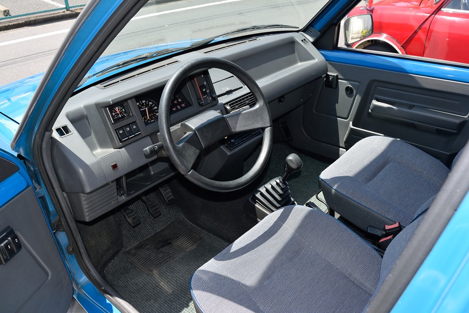 っと、その前に、サンク譲りのインパネデザインは商用車にあるまじき？！素晴らしいデザインかと・・・。