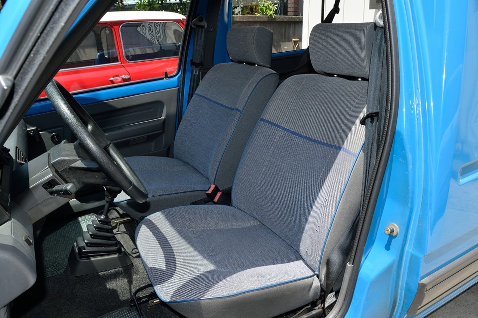 は～い皆さ～ん！ルノー伝統のふんわりやわらかシートはこちらですよぉ～！太い糸で編み込まれた純正の布生地は肌触りも良くてチョ～気持ち良いですぅ～！