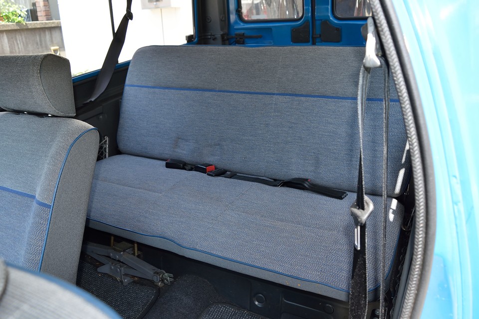 前シートを折りたたんでのリアシートへの乗り降りは少し不便ですが、座り心地は◎！こんな簡単な構造なのに・・・不思議ですねぇ。