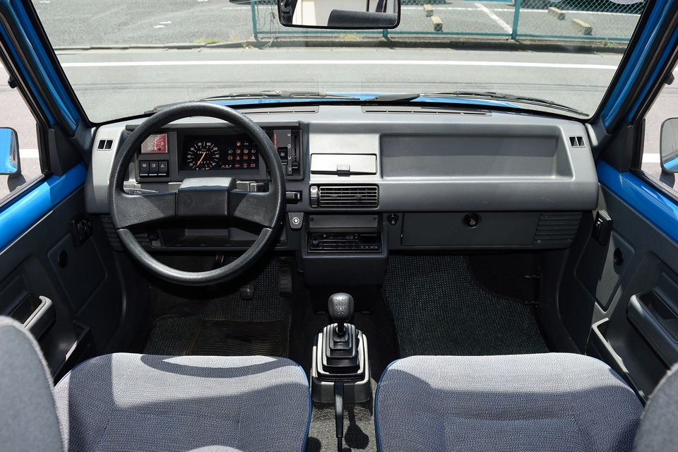 ハンドルといい、メーター周りといい、ダッシュパネルといい、こんなの眺めながら仕事が出来るフランスの郵便屋さんとか、うらやましいぃ～！