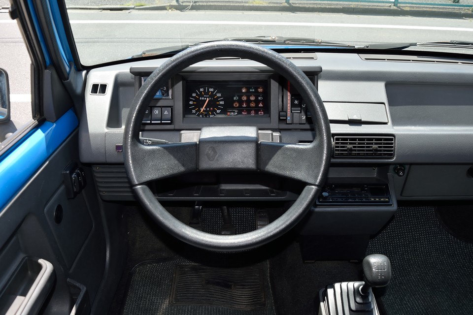 考えに考え抜いてデザインされたシンプルで美しい造型のハンドル・・・って言うほど実際は考えてないと思いますが・・・（笑）