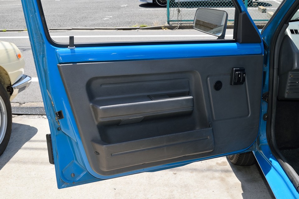 台湾ルノー製エクスプレスのウインドウは手動開閉ですが、フランスルノー製エクスプレスはパワーウインドウ！