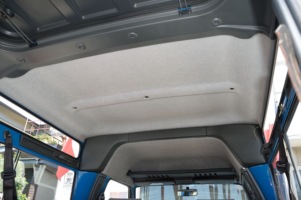 荷室の天張りも同様、清潔な印象です。見た目もそうですが、これがダメになると遮音性がほぼ無くなります。雨天時の雨音が気になる事、気になる事。