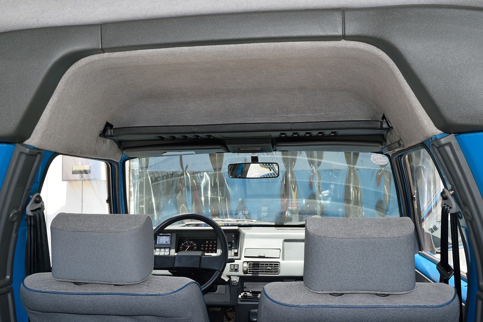 前席頭上には、巨大な物入れが！これだけあれば収納はバッチリですね！