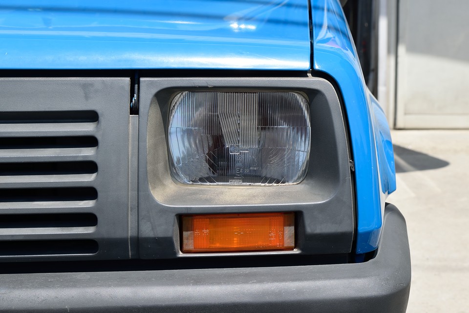 ヘッドライトは現在ホワイトバルブですが、ご希望でしたらイエローバルブへの交換はサービスします。お好みでどうぞ！