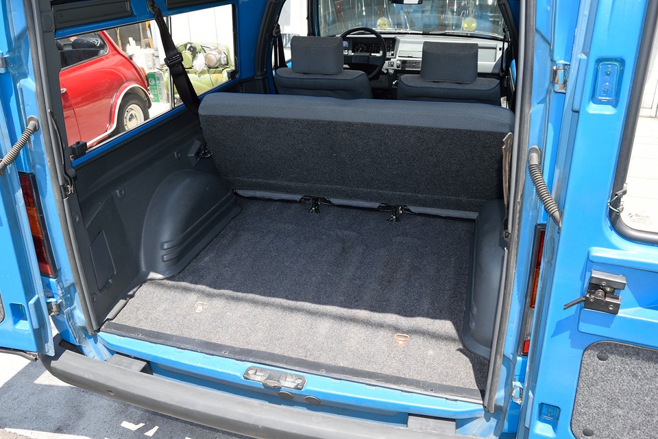リアシート使用状態でも、荷室スペースはこれだけあります。一般のご家庭はもちろん、ご商売でも使える広さだと思います。