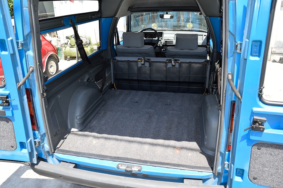 リアシートをたためば更に巨大なスペースに！・・・これなら・・・おそらく・・・住める（笑）