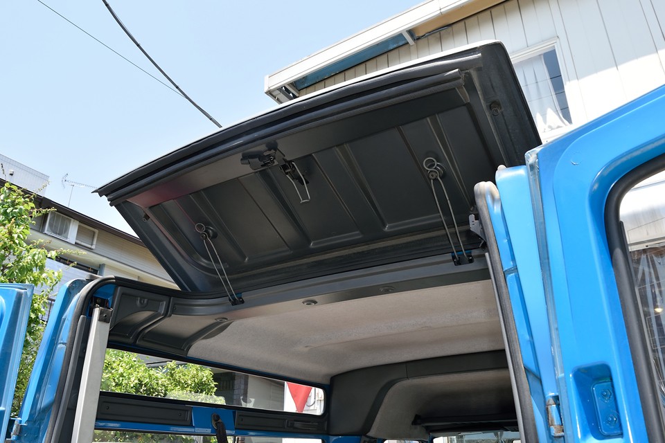 開けると植木なんかの背の高い物も積載可能！
あるいは、ランチアデルタさながらのリアスポイラーと捉えても良し？？？