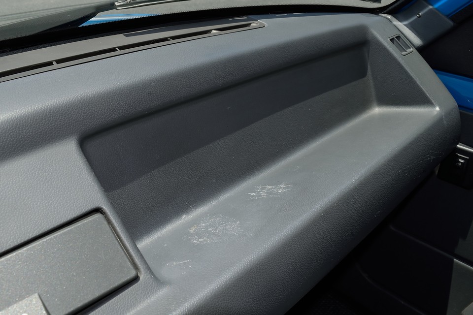 その2：助手席前のダッシュパネルにナビ取付の糊跡があります。