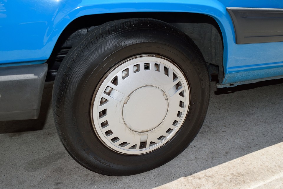 その3：ホイールキャップ１枚だけ目立つスリ傷があります。ひどく削れているわけではないので、簡易補修塗装で目立たなくなりそうです。