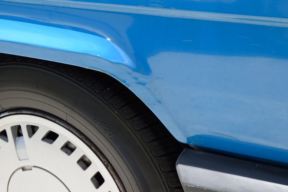 その4：これが一番気になるかも・・・左リアタイヤ上部に凹みキズを補修した跡があります。