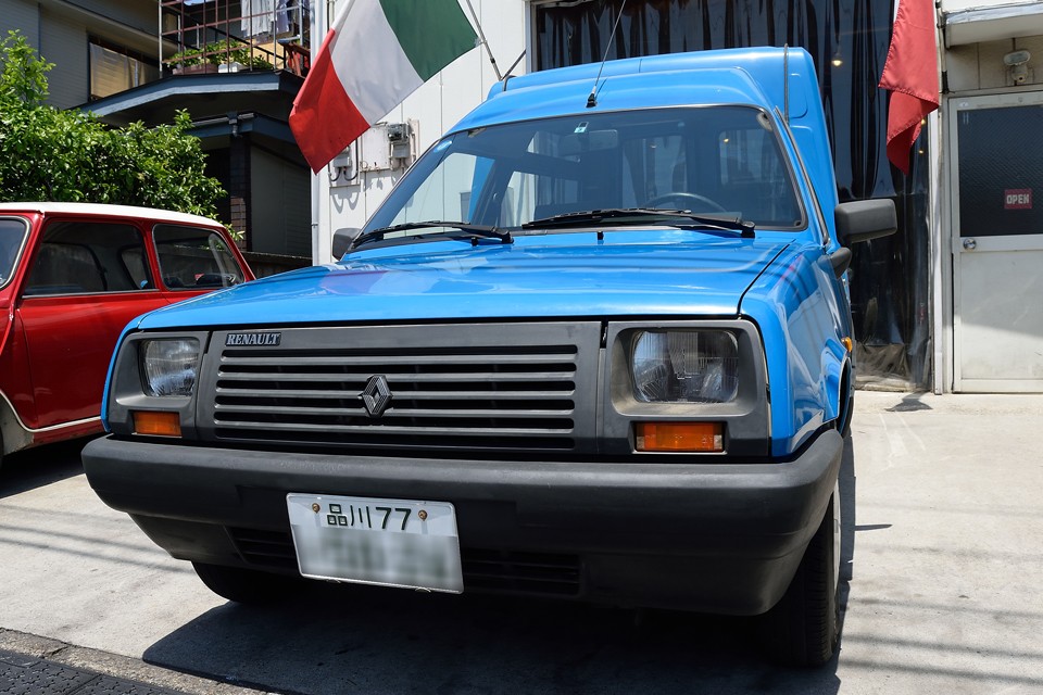 それから、現在、希少な「品川77」の2桁ナンバーです。品川管轄にお住まいの方でしたら、このナンバーをそのまま引き継ぐ事も可能です。ご希望でしたらお申し付けください。