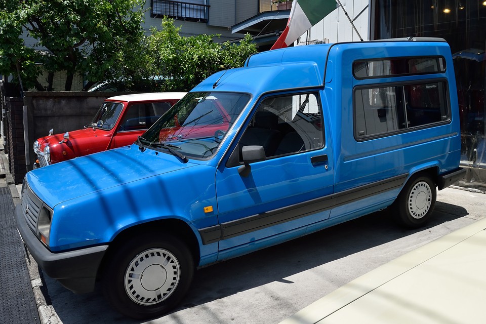 その上、鮮やかなマルセイユブルーのボディって・・・もはやフランスを代表するものとしてルーブル美術館に展示しておくべき！