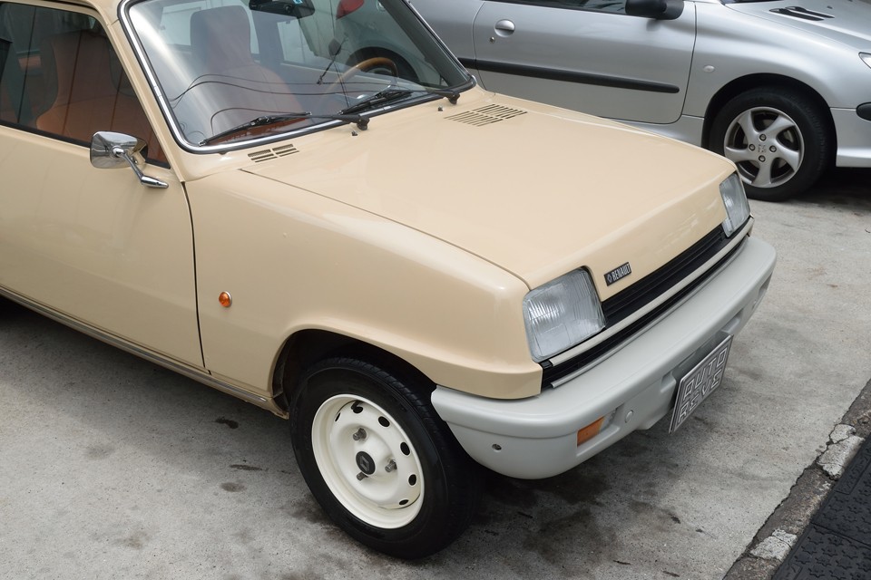 旧車の宿命でしょうか・・・オールペイント済みなので塗装自体はとても良い状態なのですが、既に一部に浮サビが・・・。