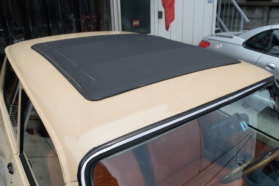 幌はいい状態ですね。もちろん破れはありませ〜ん！