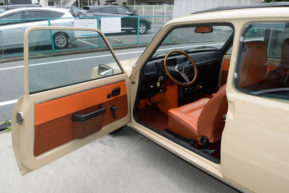 お〜っ！目にも鮮やかなオレンジ2トーンインテリア！サンクはこういうPOPな色味が合いますねぇ〜！