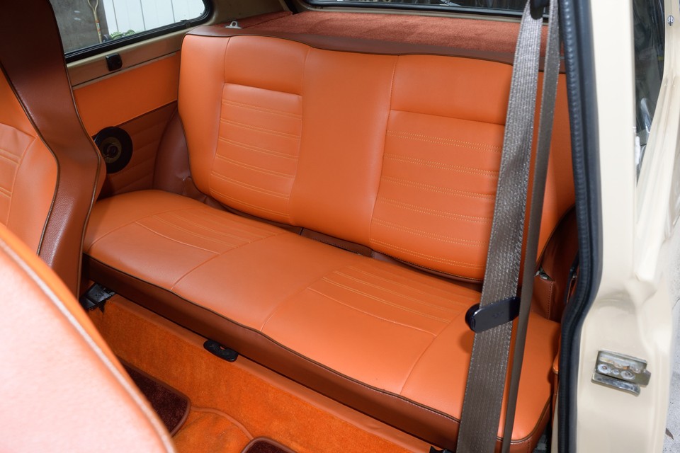 リアシートは張り替えてから、ほぼ未使用！数回は座りましたけど・・・状態です！