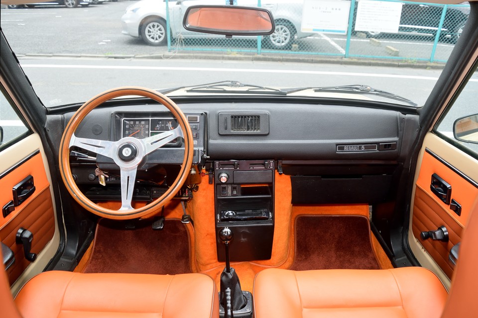 シート以外にもカーペット、マットもオレンジ系で張替済み〜！見てるだけで元気が出てくるんだから、乗ったら、そりゃもう〜！