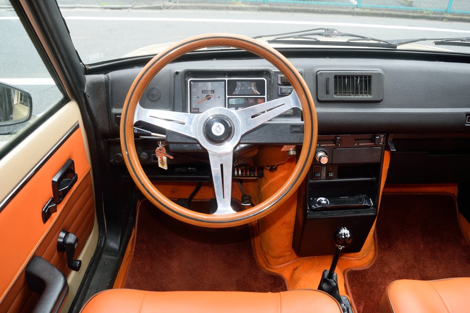 インテリアカラーに合うナルディのウッドハンドル！オリジナルハンドルもありますので、お好みでどうぞ。